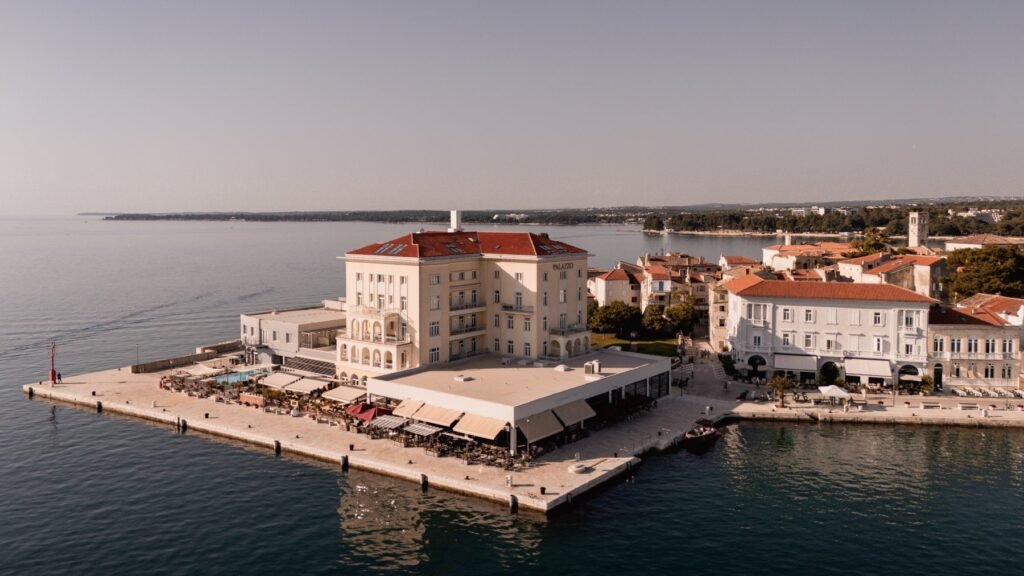 BO Hotel Palazzo: die Riviera-Idee als Motor der Destination Istrien Das BO Hotel Palazzo in erster Meereslage im historischen Stadtkern von Poreč, Istrien.